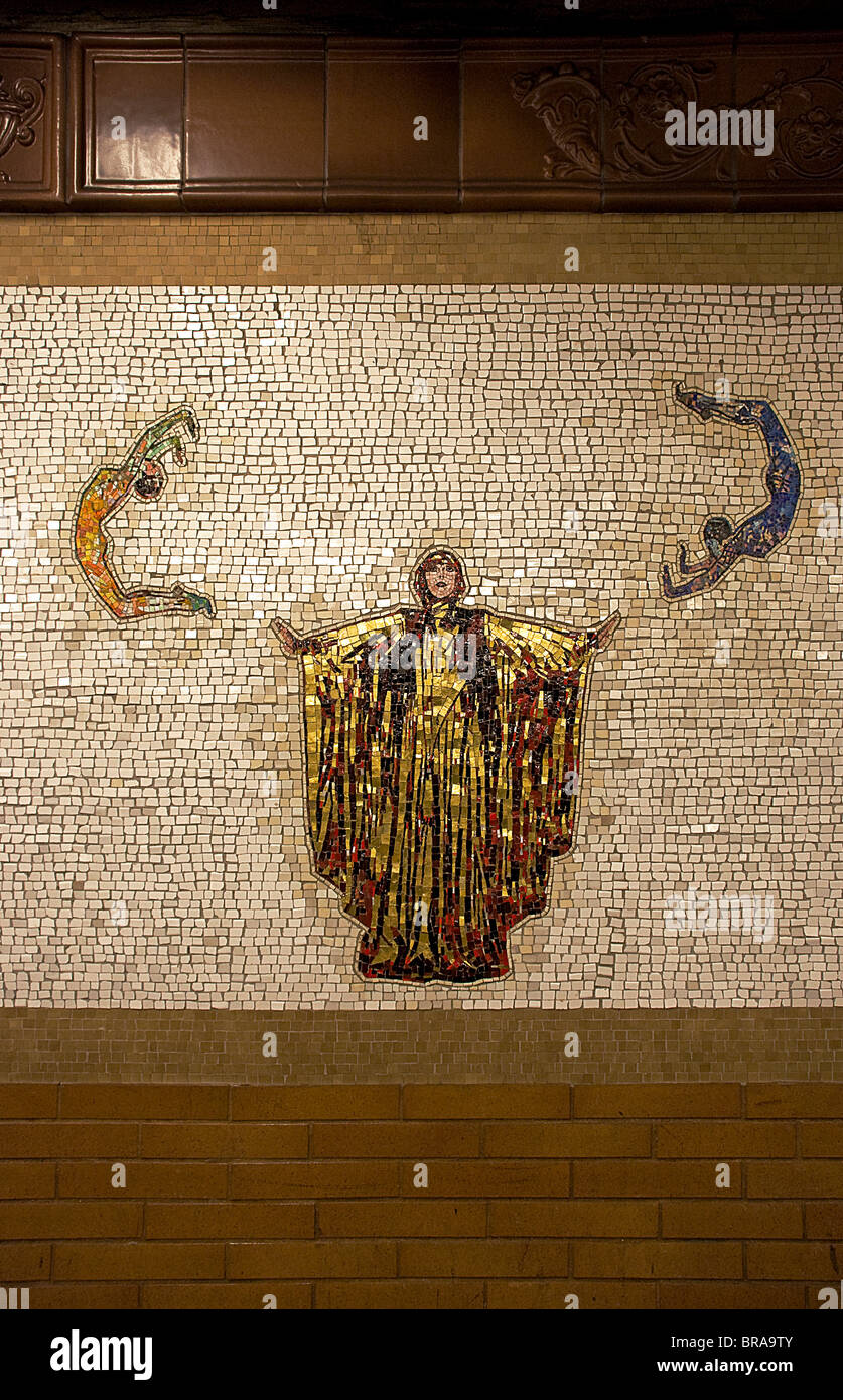 U-Bahn-Mosaik-Kunst Diva Göttin und Akrobaten von Nancy Spiro aus Gold und Farbe Fliesen geschaffen Stockfoto