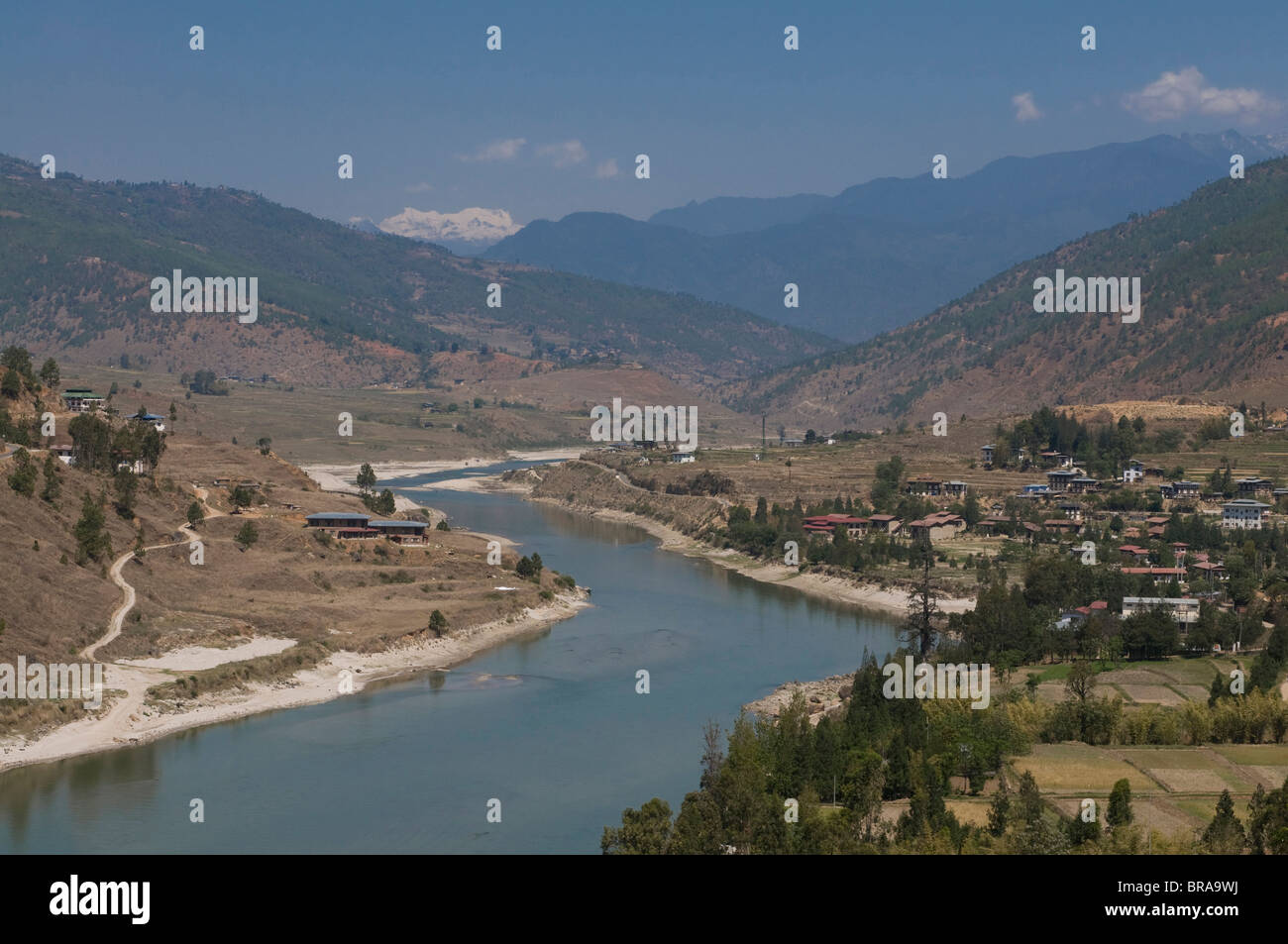 Die Punak Tsang Chu-Fluss in das weite Tal bei Wangdue Phodrang, Bhutan, Asia Stockfoto