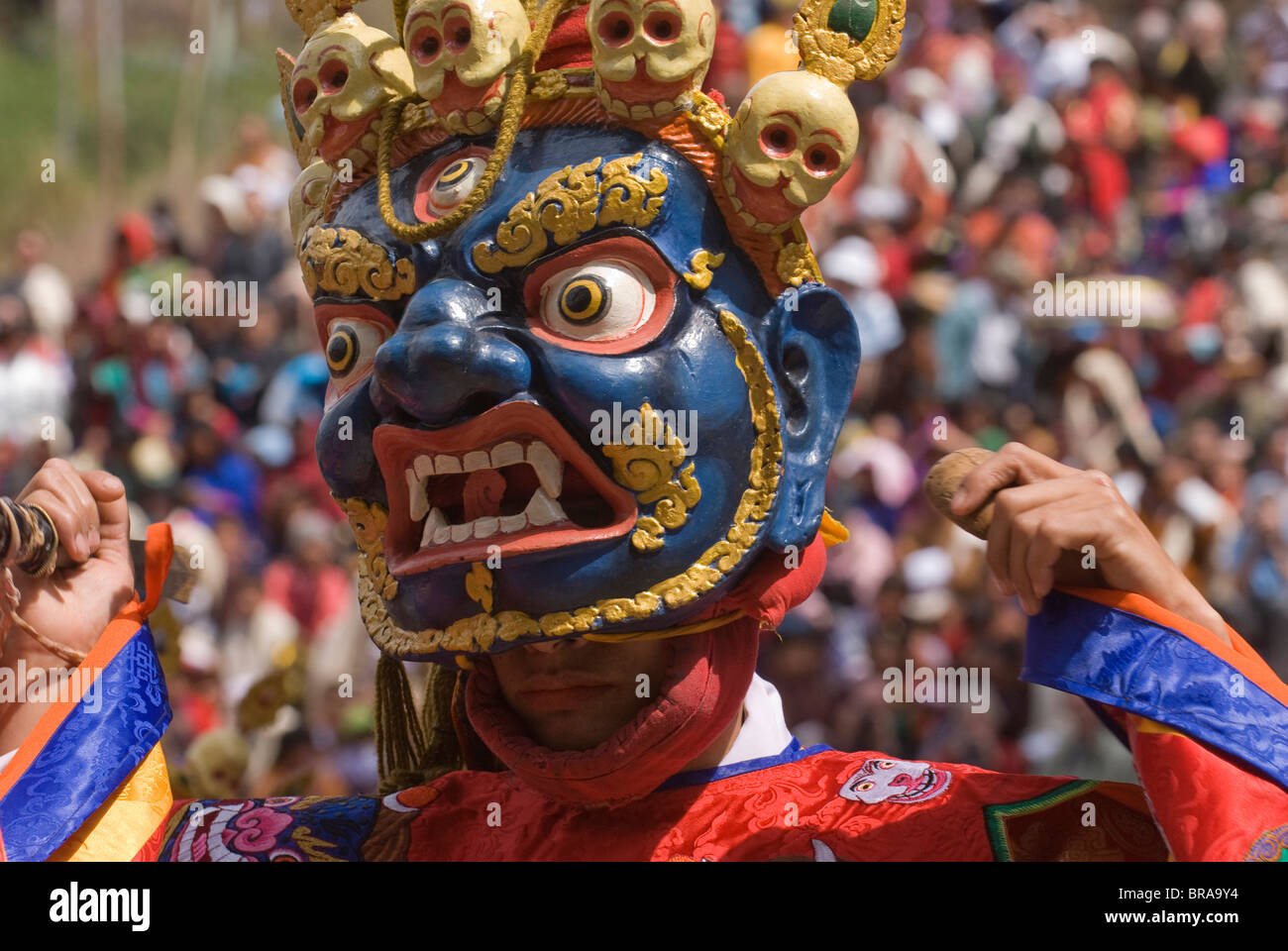 Maskierte Tänzer bei religiöses Fest mit vielen Besuchern, Paro Tsechu, Paro, Bhutan, Asien Stockfoto