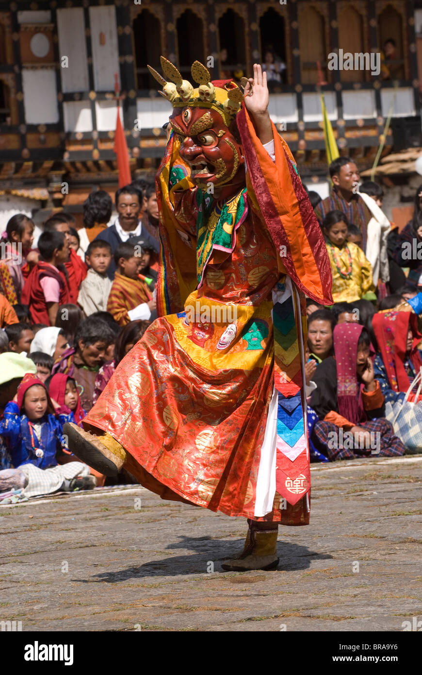 Maskierte Tänzer bei religiöses Fest mit vielen Besuchern, Paro Tsechu, Paro, Bhutan, Asien Stockfoto