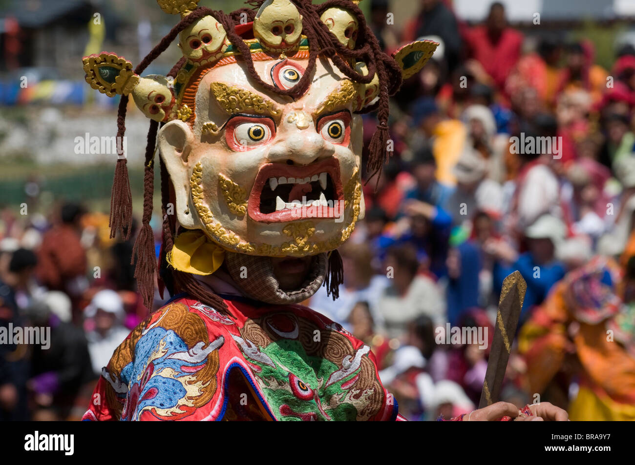 Maskierte Tänzer bei religiöses Fest mit vielen Besuchern, Paro Tsechu, Paro, Bhutan, Asien Stockfoto