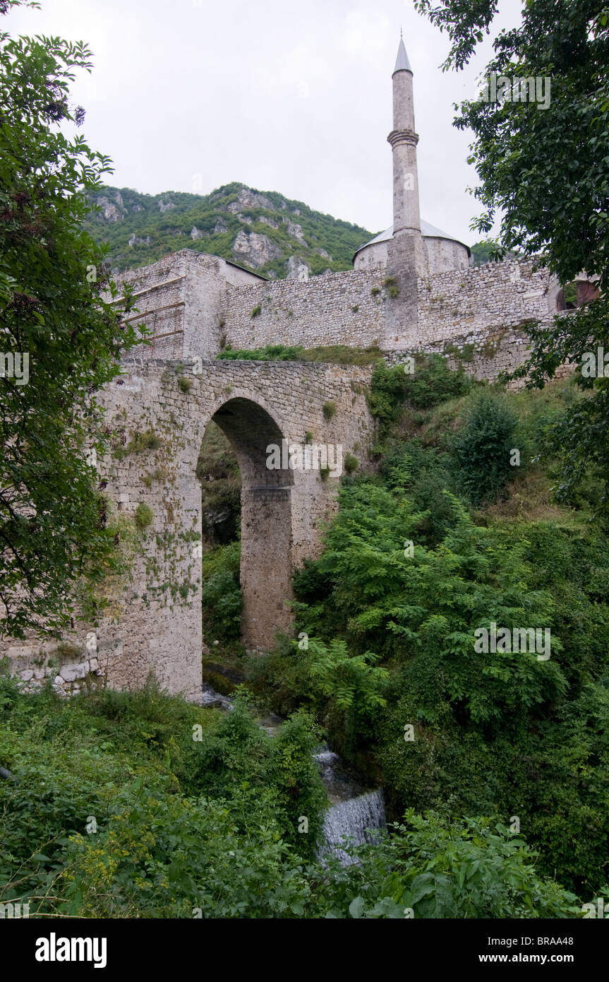 Alte Brücke vor der mittelalterlichen Burg mit Minarett, Travnik, Bosnien und Herzegowina, Europa Stockfoto