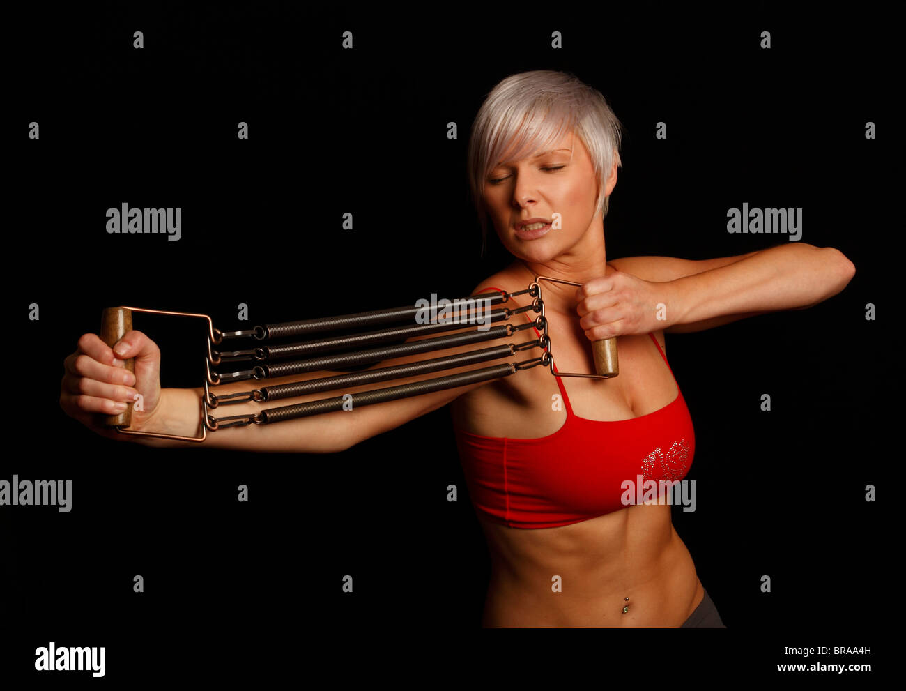 Das Training mit einer Brust-Expander als Bestandteil einer Fitness-Routine, einen größeren Busen zu erreichen Stockfoto