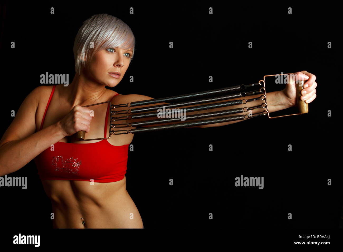 Das Training mit einer Brust-Expander als Bestandteil einer Fitness-Routine, einen größeren Busen zu erreichen Stockfoto