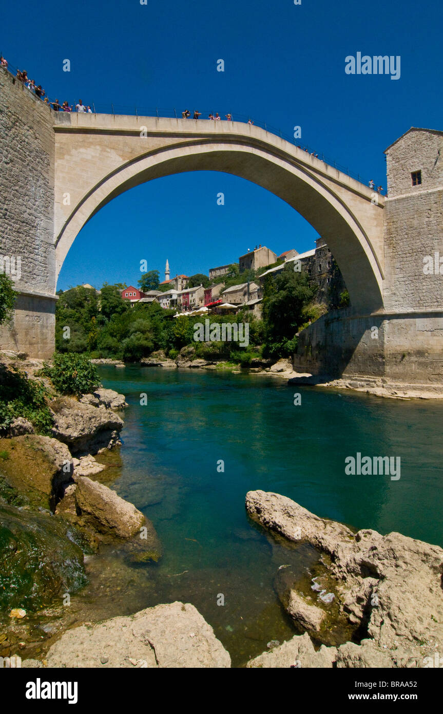 Berühmte alte Brücke rekonstruiert nach einem Zusammenbruch im Krieg in der alten Stadt von Mostar, UNESCO, Bosnien und Herzegowina Stockfoto