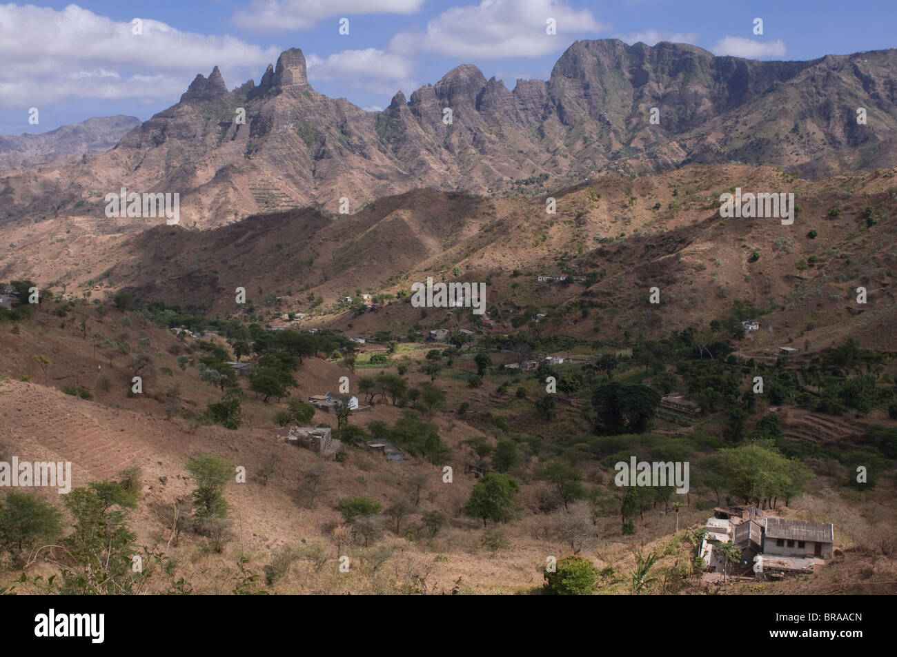 Felsige Landschaft mit vereinzelten Gebäuden, Santiago, Kapverdische Inseln, Afrika Stockfoto