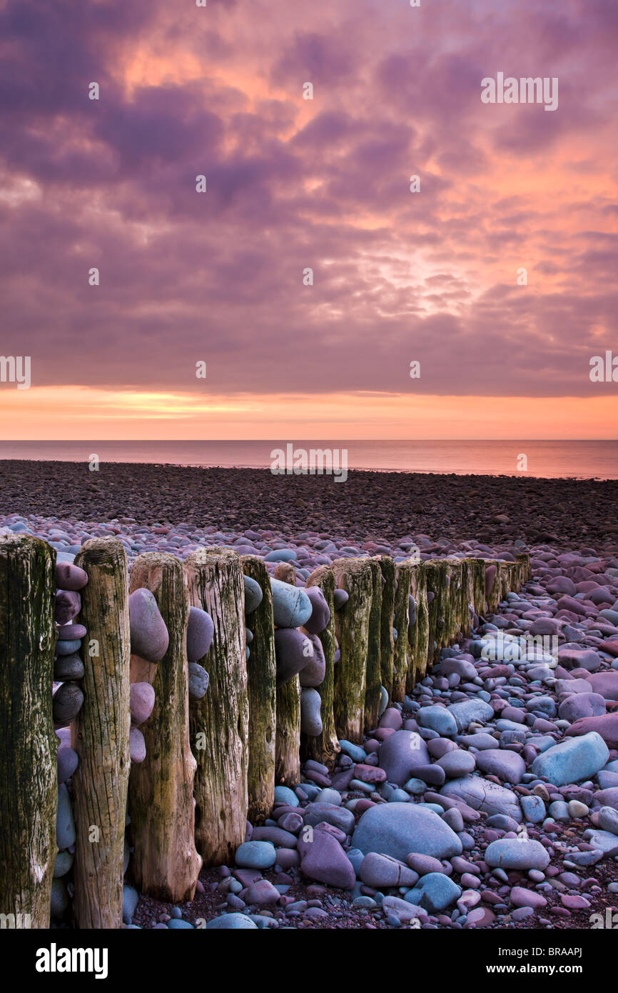 Verwitterte Buhne und Kieselsteinen am Bossington Strand, Exmoor NP, Somerset, Großbritannien Stockfoto