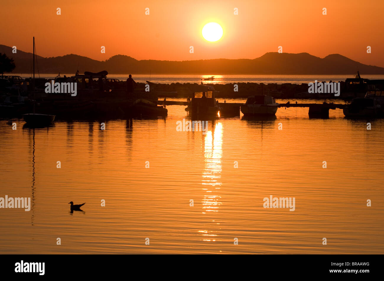 Sonnenuntergang mit Booten im Vordergrund in der Nähe von Zardar, Kroatien, Europa Stockfoto