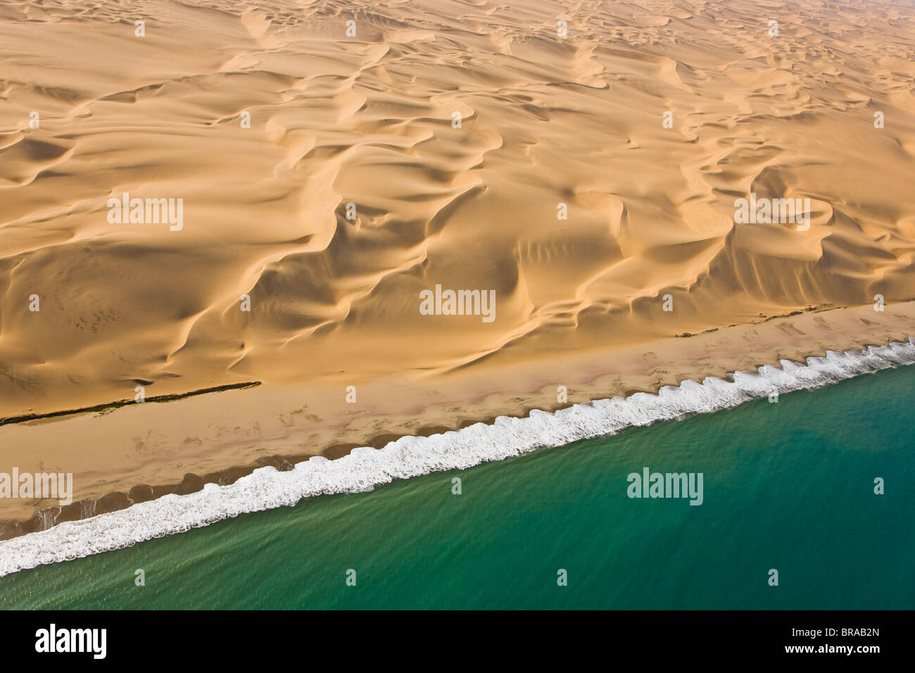 Luftbild von Sanddünen und der Atlantikküste, in der Nähe von Swakopmund, Namib-Wüste, Namibia, August 2008 Stockfoto