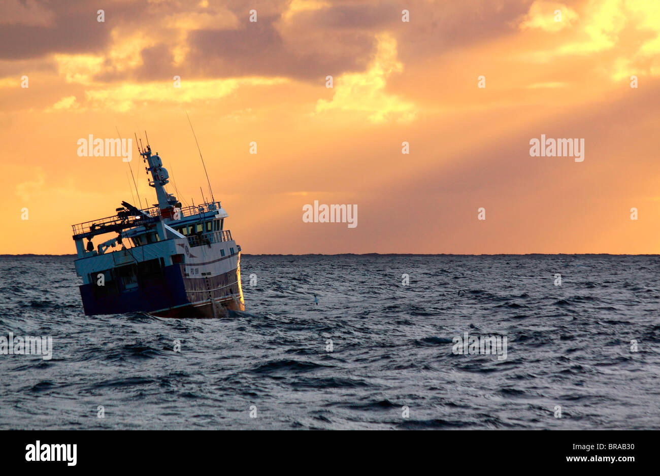 Trawler bei Sonnenuntergang an der Nordsee, September 2009.  Eigentum freigegeben. Stockfoto