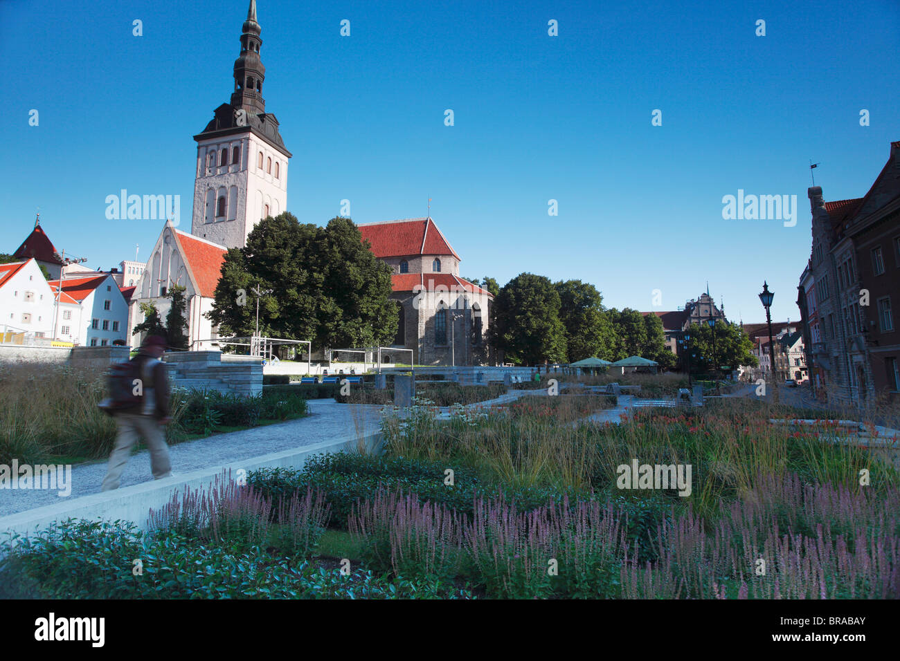 Öffentlicher Park vor Niguliste Kirche, Tallinn, Estland, Baltikum, Europa Stockfoto