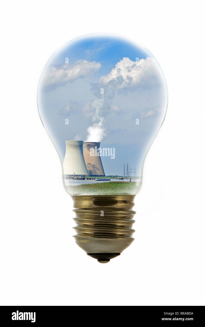 Kühltürme des Atomkraftwerks innen weißglühende Lampe / Birne vor weißem Hintergrund Stockfoto