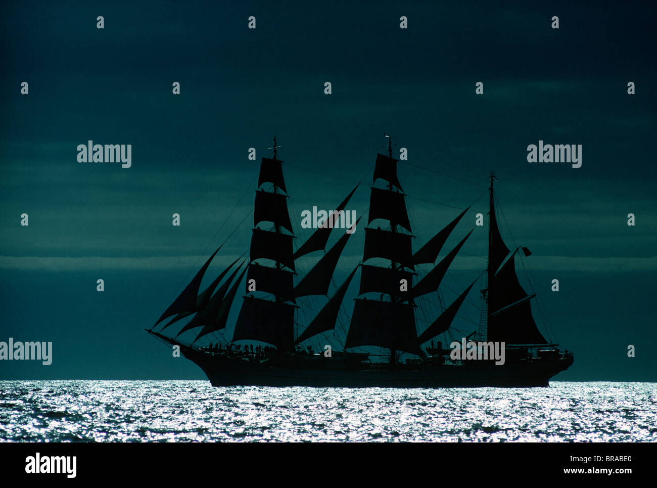 Sagres, eine Segelschule Portugiesisch Schiff auf silbernen Meer. Stockfoto