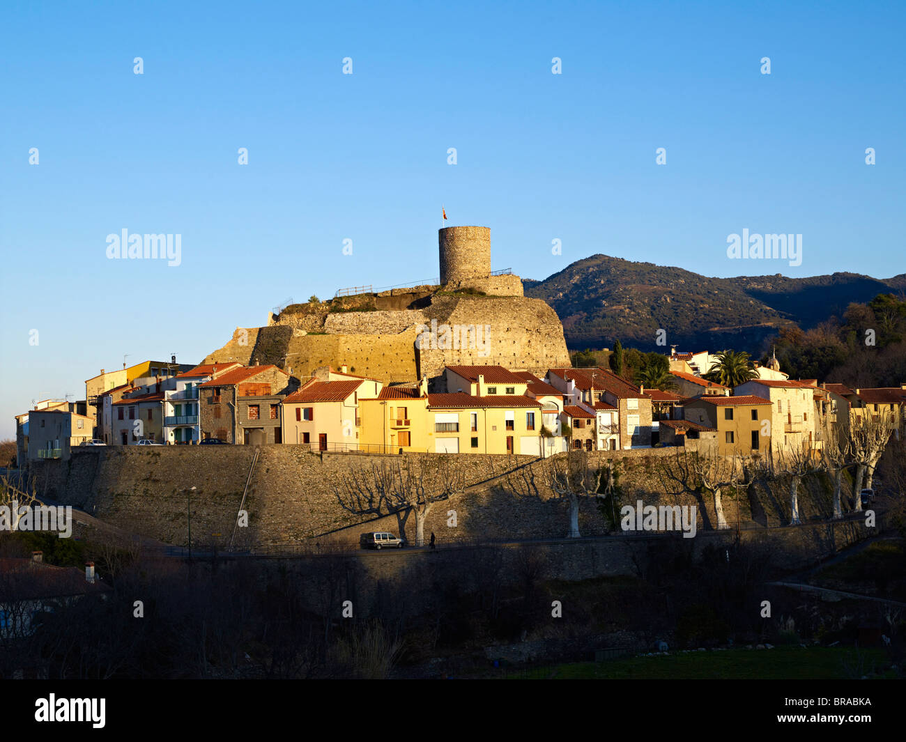 Das alte Dorf und Tower, Laroque des Alberes, Pyrenäen Orientales, Frankreich, Europa Stockfoto