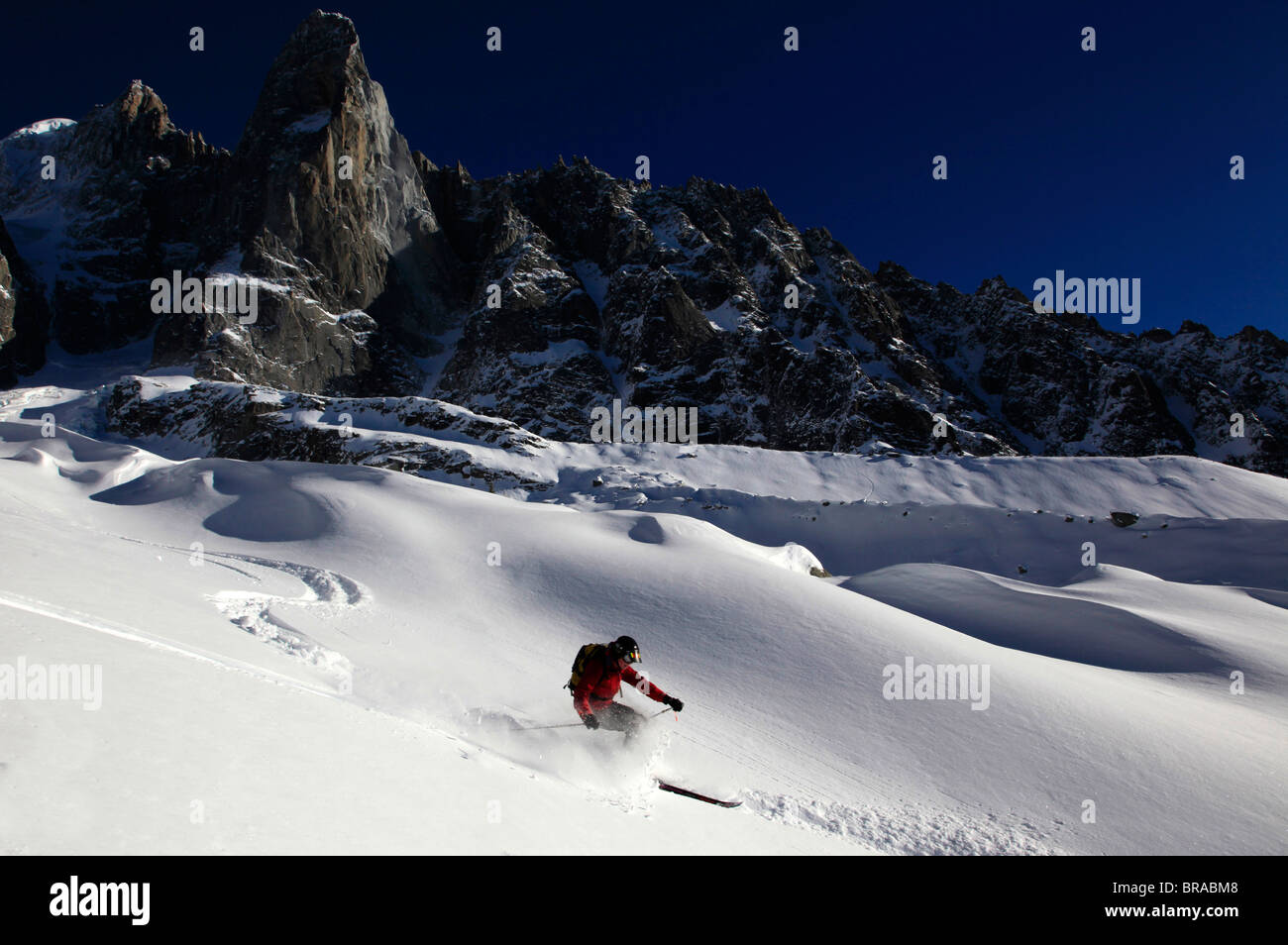 Ein perfekter Pulverschnee auf der berühmten Pas de Chevre Off-Piste genießen Skifahrer laufen, Chamonix, Frankreich Stockfoto