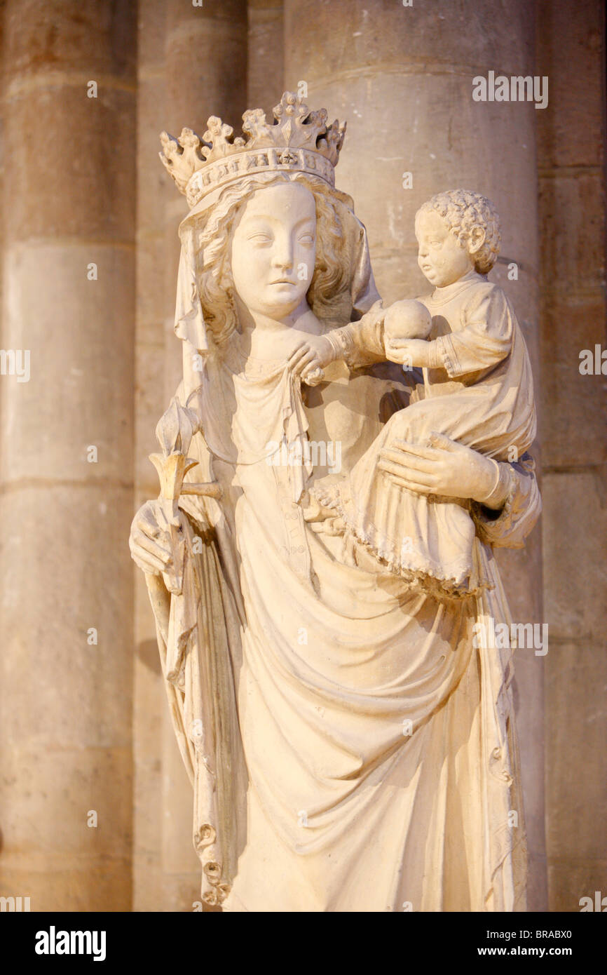 14. Jahrhundert Madonna mit Kind Statue in Notre-Dame de Paris Kathedrale, Paris, Frankreich, Europa Stockfoto
