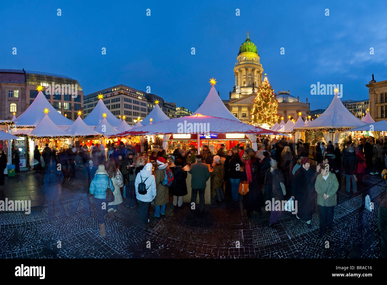 Traditioneller Weihnachtsmarkt auf dem Gendarmenmarkt beleuchtet in der Abenddämmerung, Berlin, Deutschland, Europa Stockfoto