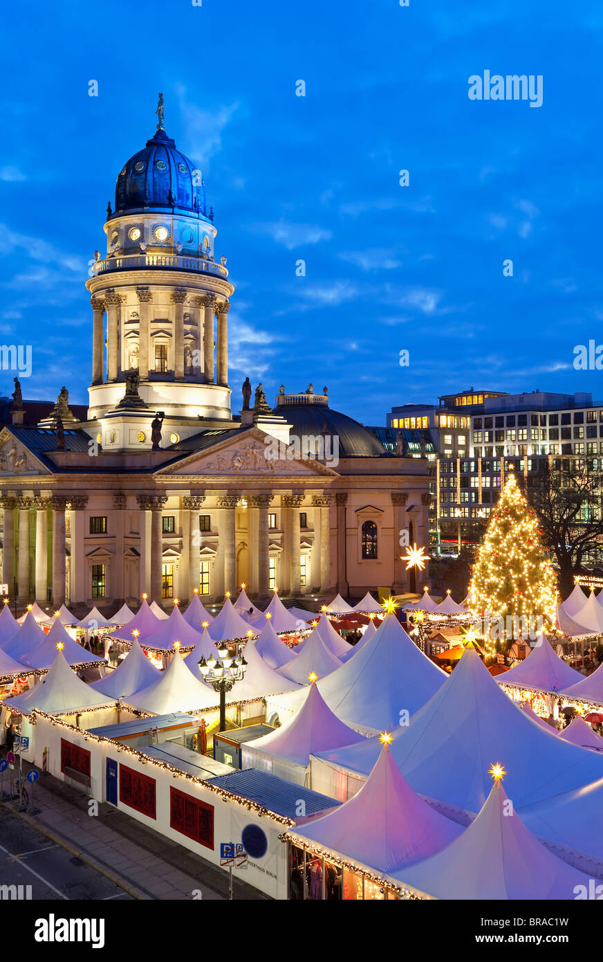 Traditioneller Weihnachtsmarkt auf dem Gendarmenmarkt, beleuchtet in der Abenddämmerung, Berlin