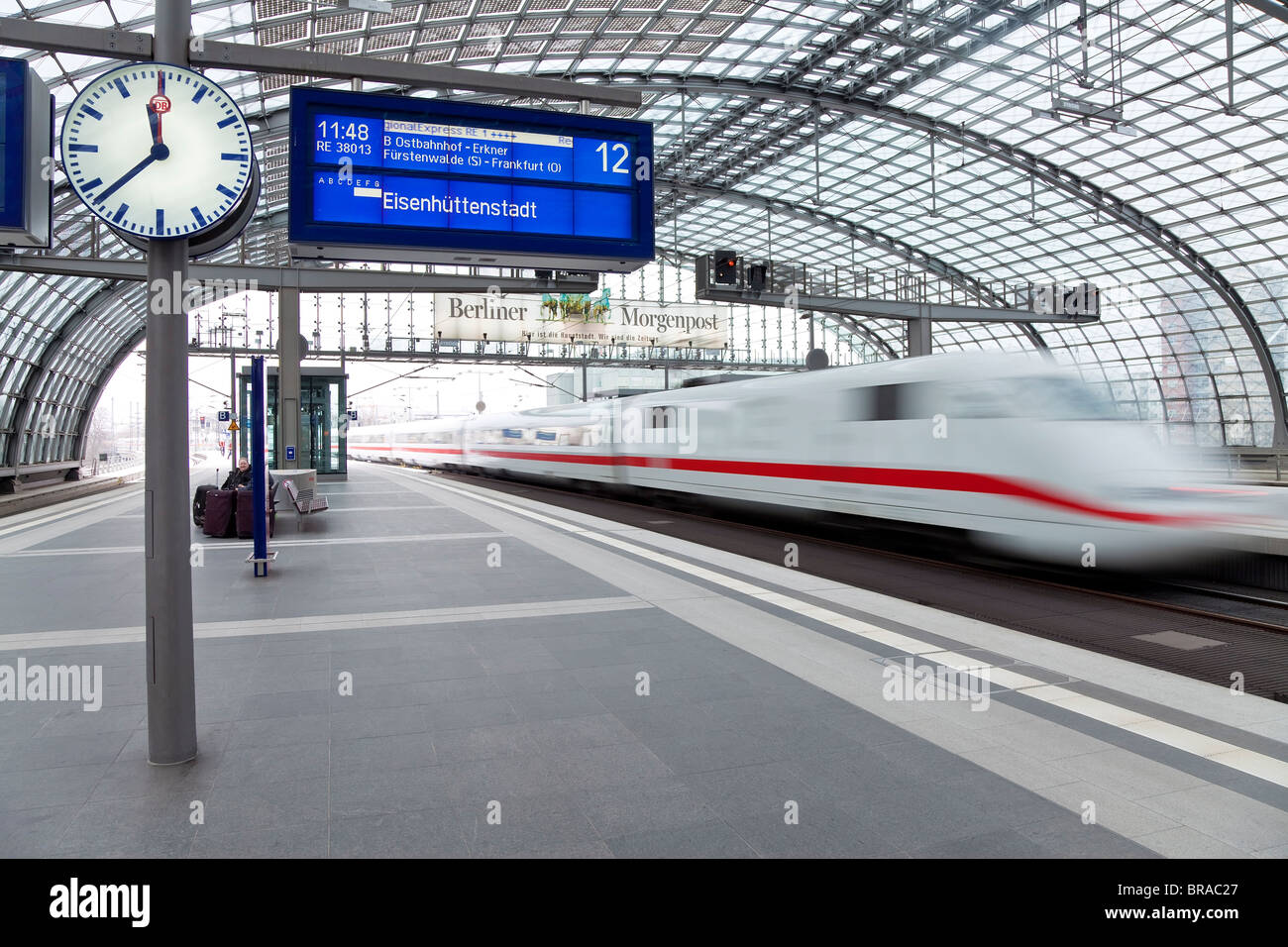 Zug ziehen in die Plattform, neue moderne Hauptbahnhof, Berlin, Deutschland, Europa Stockfoto