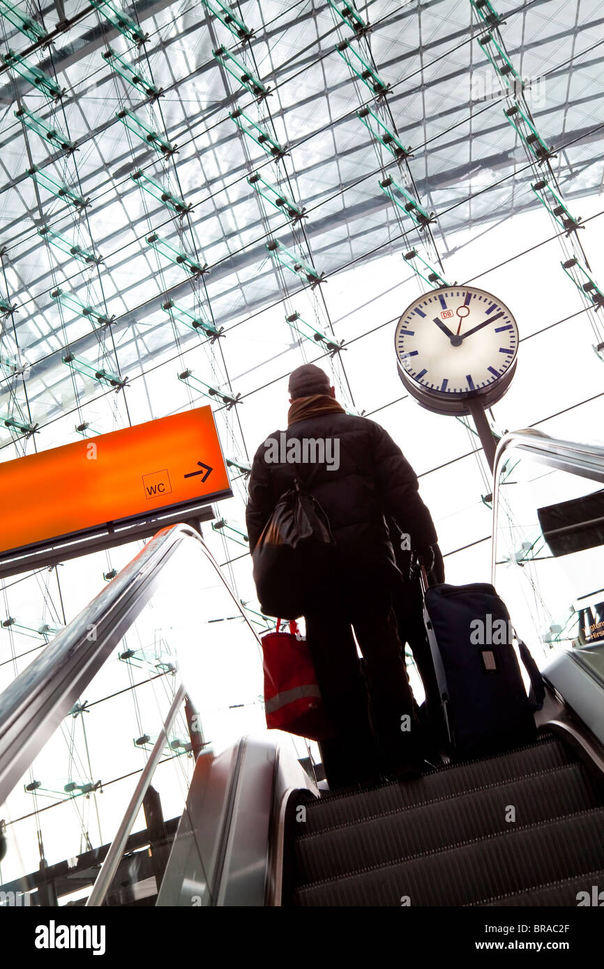 Passagier auf Rolltreppe und Plattform Uhr moderne Bahnhof, Berlin, Deutschland, Europa Stockfoto