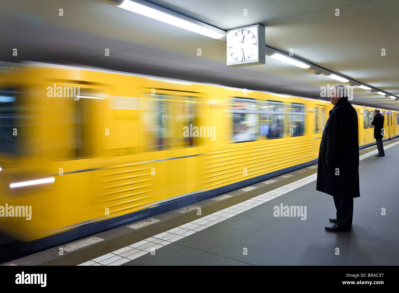 Fahrenden Zug ziehen in modernen u-Bahnstation, Berlin, Deutschland, Europa Stockfoto
