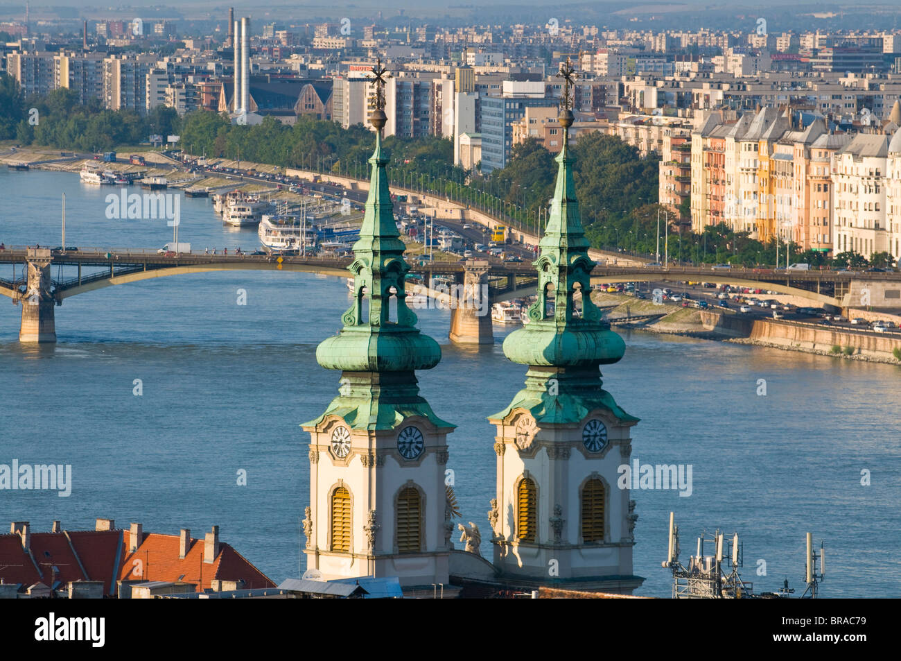 Blick über die Donau mit Kirchtürme in den Vordergrund, UNESCO-Weltkulturerbe, Budapest, Ungarn, Europa Stockfoto