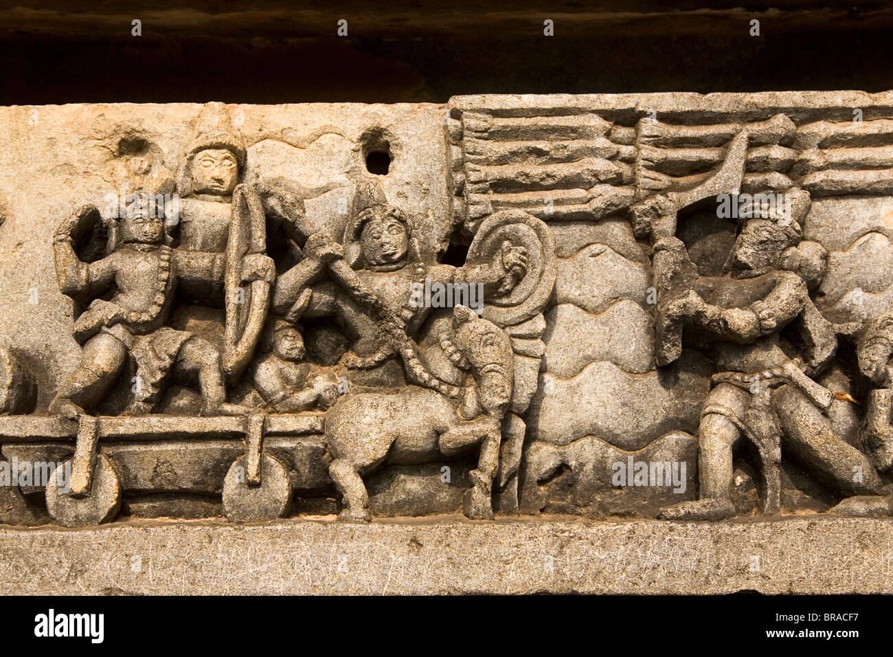Ein Bas-Relief-Detail zeigt Hoysala Stil Kriegsführung im Hoysaleshvara Tempel von Halebid, Karnataka, Indien, Asien Stockfoto