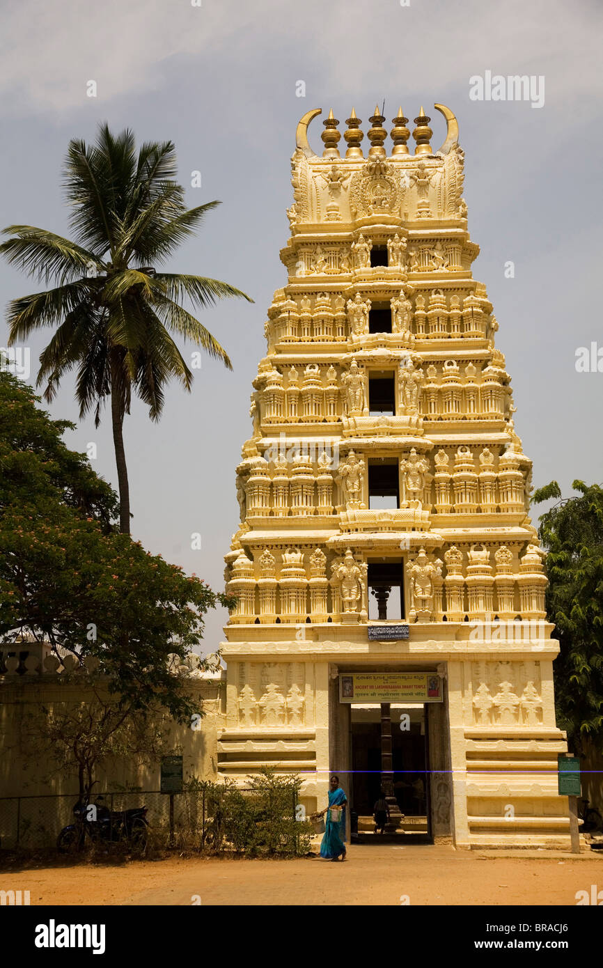 Gopuram des antiken Dravidinian Stil Lakshmi Ramana Swami-Tempels auf dem Gelände des Amba Vilas Palast in Mysore, Indien Stockfoto