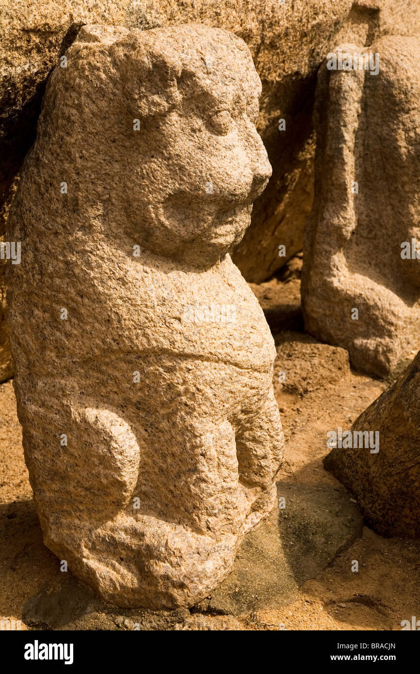 Ausschnitt aus einer Steinskulptur in der fünf Rathas (Panch Rathas) Anlage in Mahabalipuram, UNESCO, Tamil Nadu, Indien Stockfoto Ausschnitt aus einer Steinskulptur in der fünf Rathas (Panch Rathas) Anlage in Mahabalipuram, UNESCO, Tamil Nadu, Indien Stockfoto