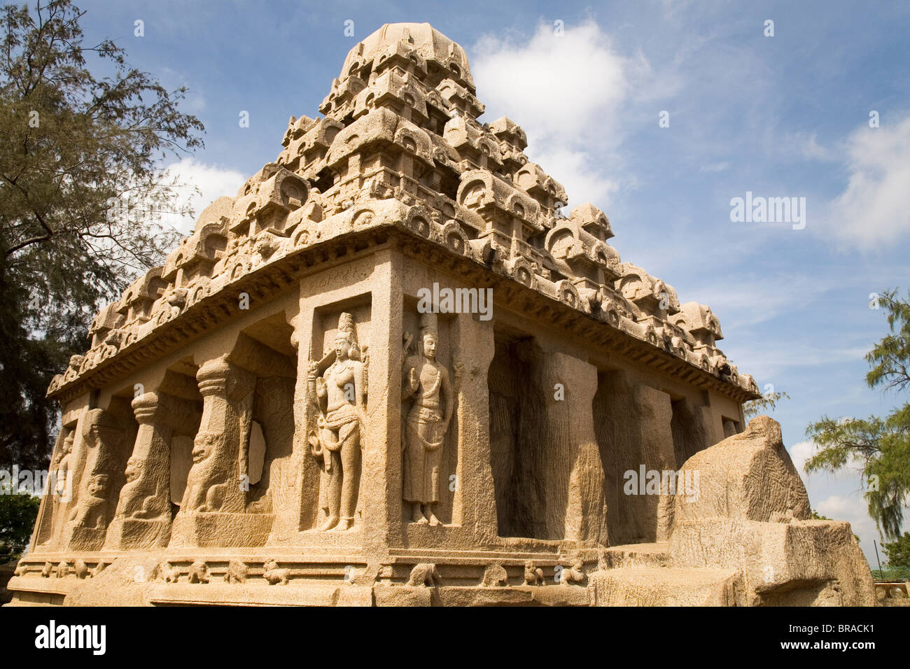Der Stein Dharmaraja Ratha in die fünf Rathas (Panch Rathas) Komplex in Mahabalipuram (Mamallapuram), UNESCO, Tamil Nadu, Indien Stockfoto Der Stein Dharmaraja Ratha in die fünf Rathas (Panch Rathas) Komplex in Mahabalipuram (Mamallapuram), UNESCO, Tamil Nadu, Indien Stockfoto