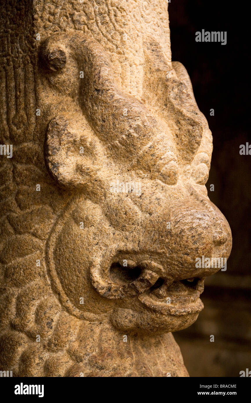 Säule eines Mandapams Fels gehauenen Höhlentempel innerhalb der antiken Stätte von Mahabalipuram, UNESCO, Tamil Nadu, Indien Stockfoto Säule eines Mandapams Fels gehauenen Höhlentempel innerhalb der antiken Stätte von Mahabalipuram, UNESCO, Tamil Nadu, Indien Stockfoto