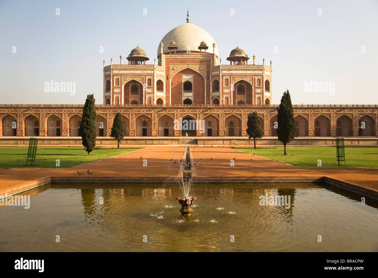 Ein Brunnen im Garten der Mughal Kaiser Humayun Grab, UNESCO-Weltkulturerbe, Delhi, Indien, Asien Stockfoto Ein Brunnen im Garten der Mughal Kaiser Humayun Grab, UNESCO-Weltkulturerbe, Delhi, Indien, Asien Stockfoto