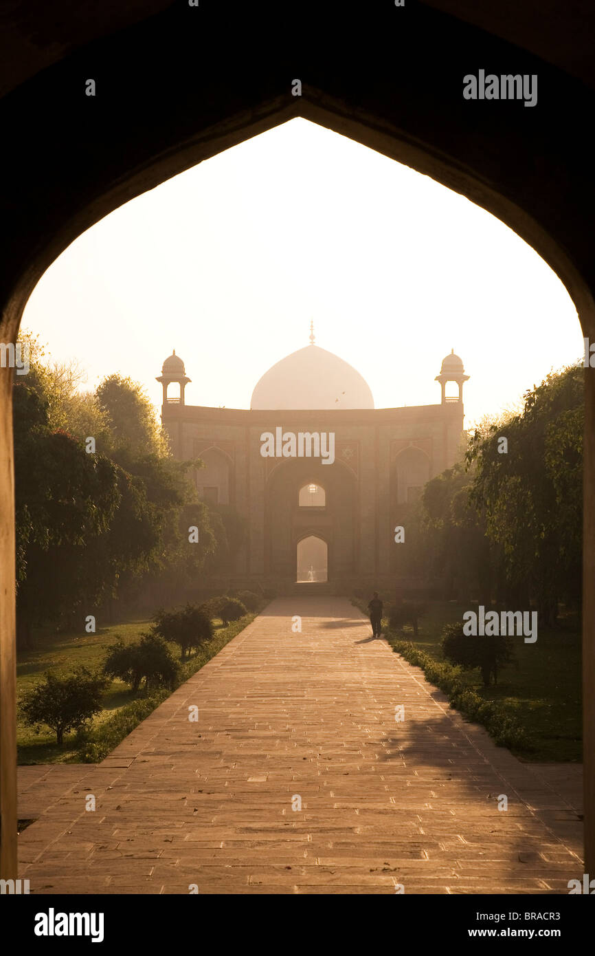 Ein Mann nimmt einen Morgenspaziergang in der Mughal Ära Humayun Grabanlage, UNESCO-Weltkulturerbe, Delhi, Indien, Asien Stockfoto Ein Mann nimmt einen Morgenspaziergang in der Mughal Ära Humayun Grabanlage, UNESCO-Weltkulturerbe, Delhi, Indien, Asien Stockfoto