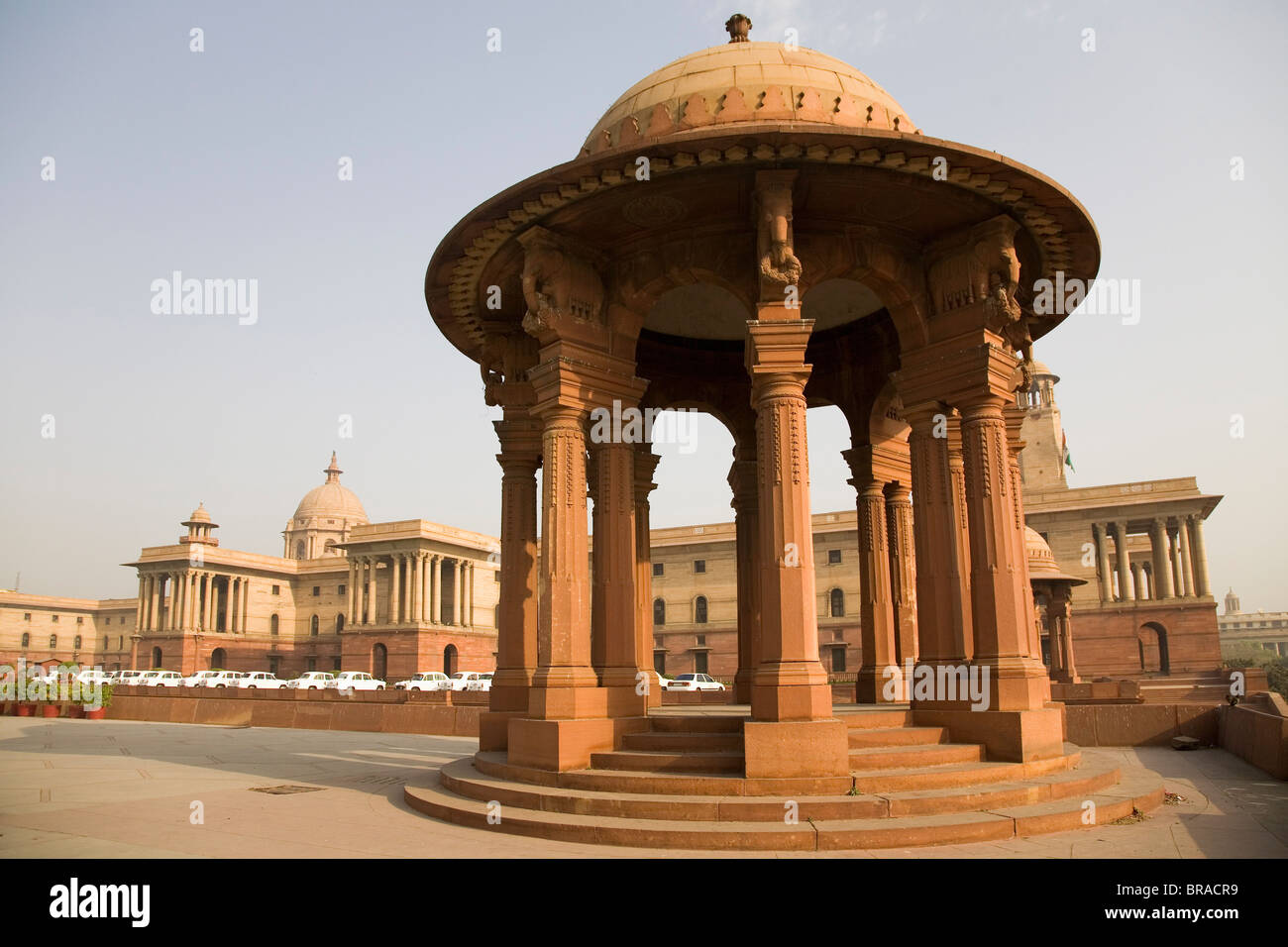 Ein Chhattri steht vor der Herbert Baker entworfen Nord-Block-Sekretariat-Gebäude in New Delhi, Indien, Asien Stockfoto Ein Chhattri steht vor der Herbert Baker entworfen Nord-Block-Sekretariat-Gebäude in New Delhi, Indien, Asien Stockfoto