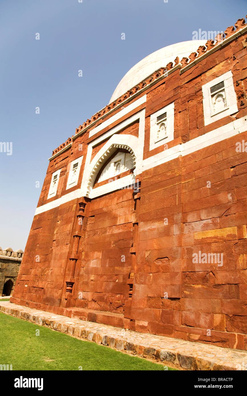 Das Mausoleum von Ghiyas-Ud-Din Tughluq (Ghiyath-al-Din) an Tughluqabad in Delhi, Indien, Asien Stockfoto Das Mausoleum von Ghiyas-Ud-Din Tughluq (Ghiyath-al-Din) an Tughluqabad in Delhi, Indien, Asien Stockfoto