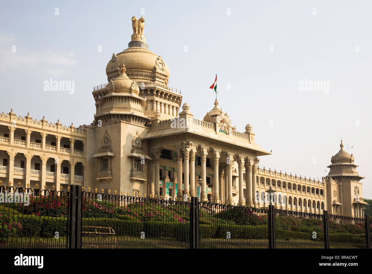 Die Indo-sarazenischen Stil Vidhana Soudha (Karnataka State Legislative Assembly) in Bangalore, Karnataka, Indien, Asien Stockfoto Die Indo-sarazenischen Stil Vidhana Soudha (Karnataka State Legislative Assembly) in Bangalore, Karnataka, Indien, Asien Stockfoto
