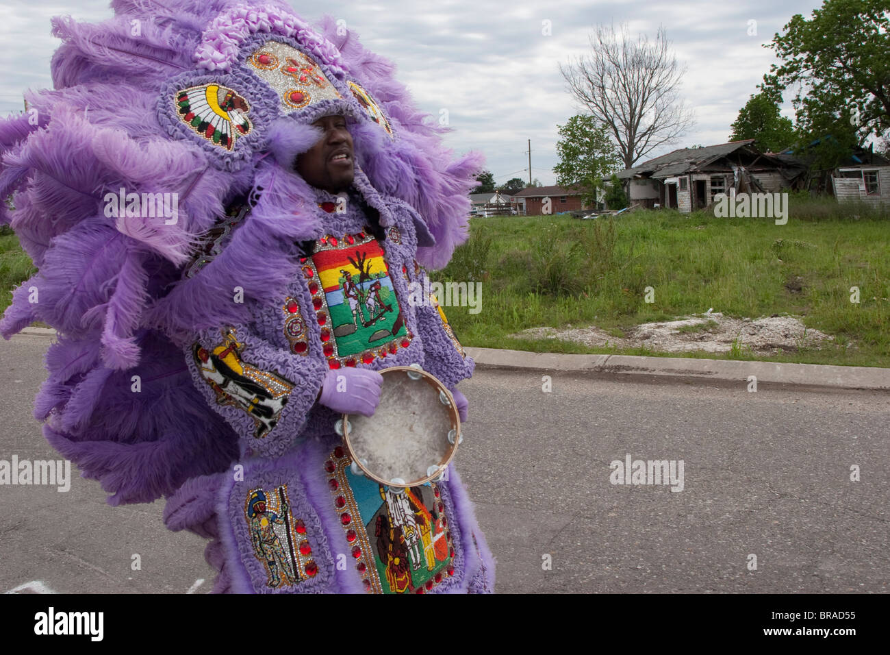 Ein Indianer Karneval Paraden durch eine verwüstete Blockon den dritten  Jahrestag des Hurrikans Katrina in New Orleans' Lower Ninth Ward  Stockfotografie - Alamy