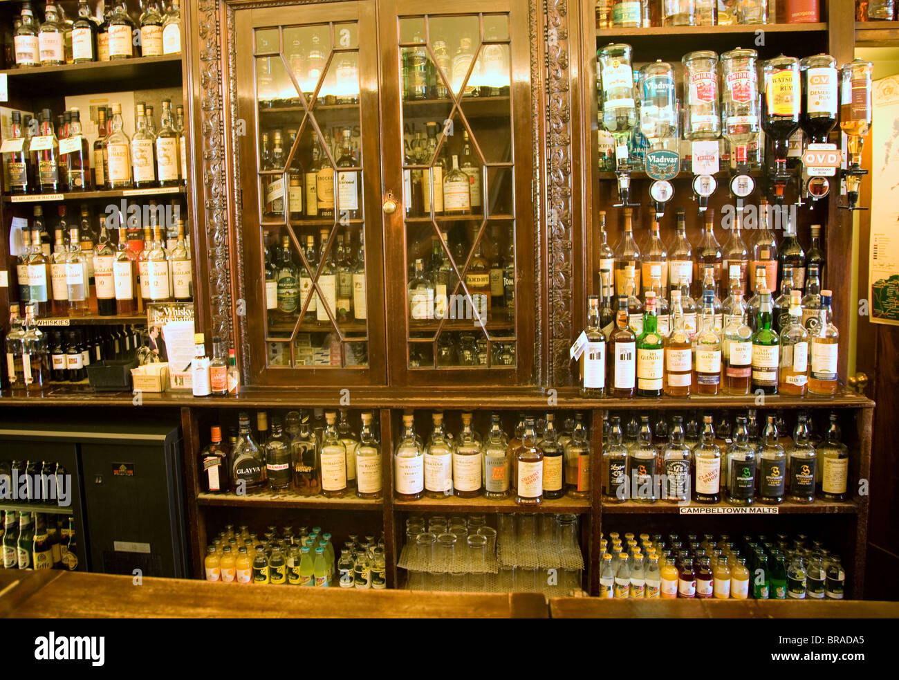 Spezialist für Kabinett Anzeige Whisky-Flaschen, The Grill Bar, Aberdeen, Schottland Stockfoto