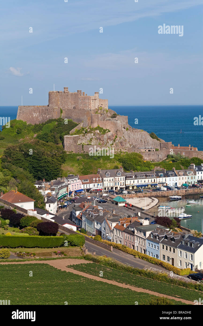 Mount Hochmuts Burg, mit Blick auf Grouville Bay in Gorey, Jersey, Kanalinseln, Großbritannien, Europa Stockfoto