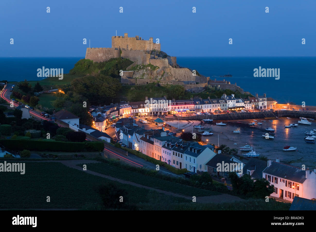 Mount Hochmuts Burg, mit Blick auf Grouville Bay in Gorey, Jersey, Kanalinseln, Großbritannien, Europa Stockfoto