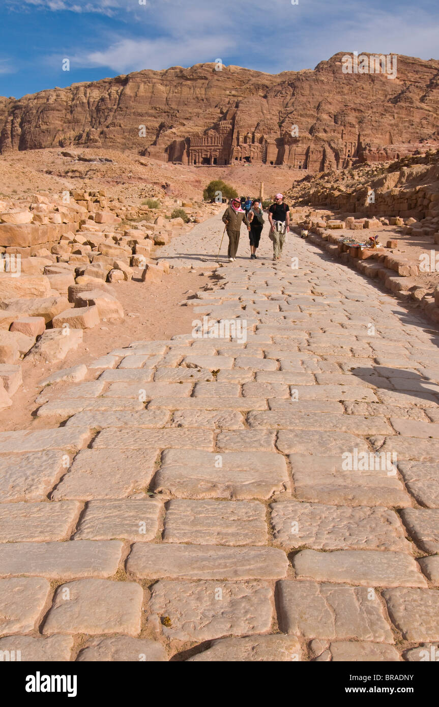 Alte römische gepflasterten Straße mit Blick auf die königlichen Gräber, Petra, UNESCO-Weltkulturerbe, Jordanien, Naher Osten Stockfoto