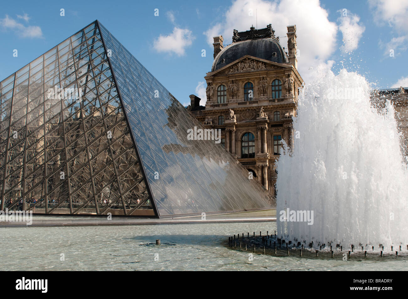 Pyramide des Louvre, Paris, Frankreich Stockfoto