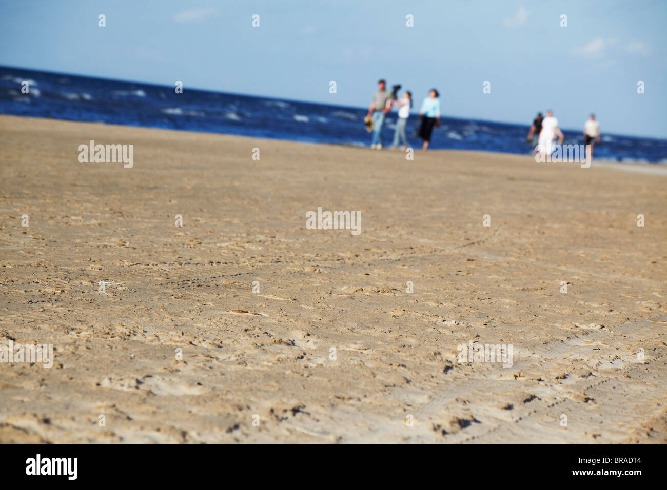 Menschen zu Fuß auf Majori Beach, Jurmala, Riga, Lettland, Baltische Staaten, Europa Stockfoto