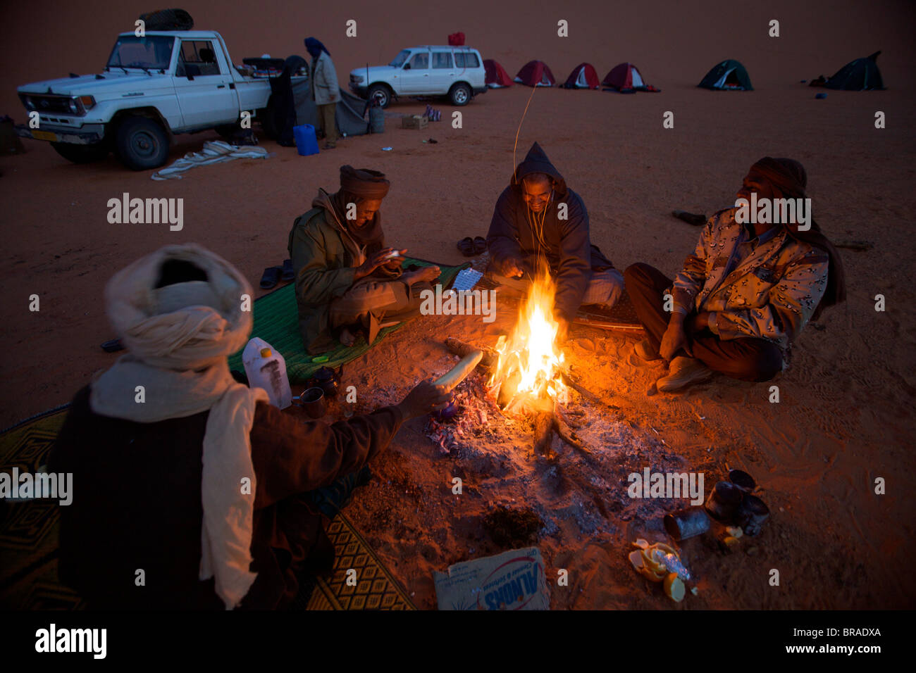 Ein Zeltlager in den Dünen von Erg Murzuk in Fezzan Wüste, Libyen, Nordafrika, Afrika Stockfoto