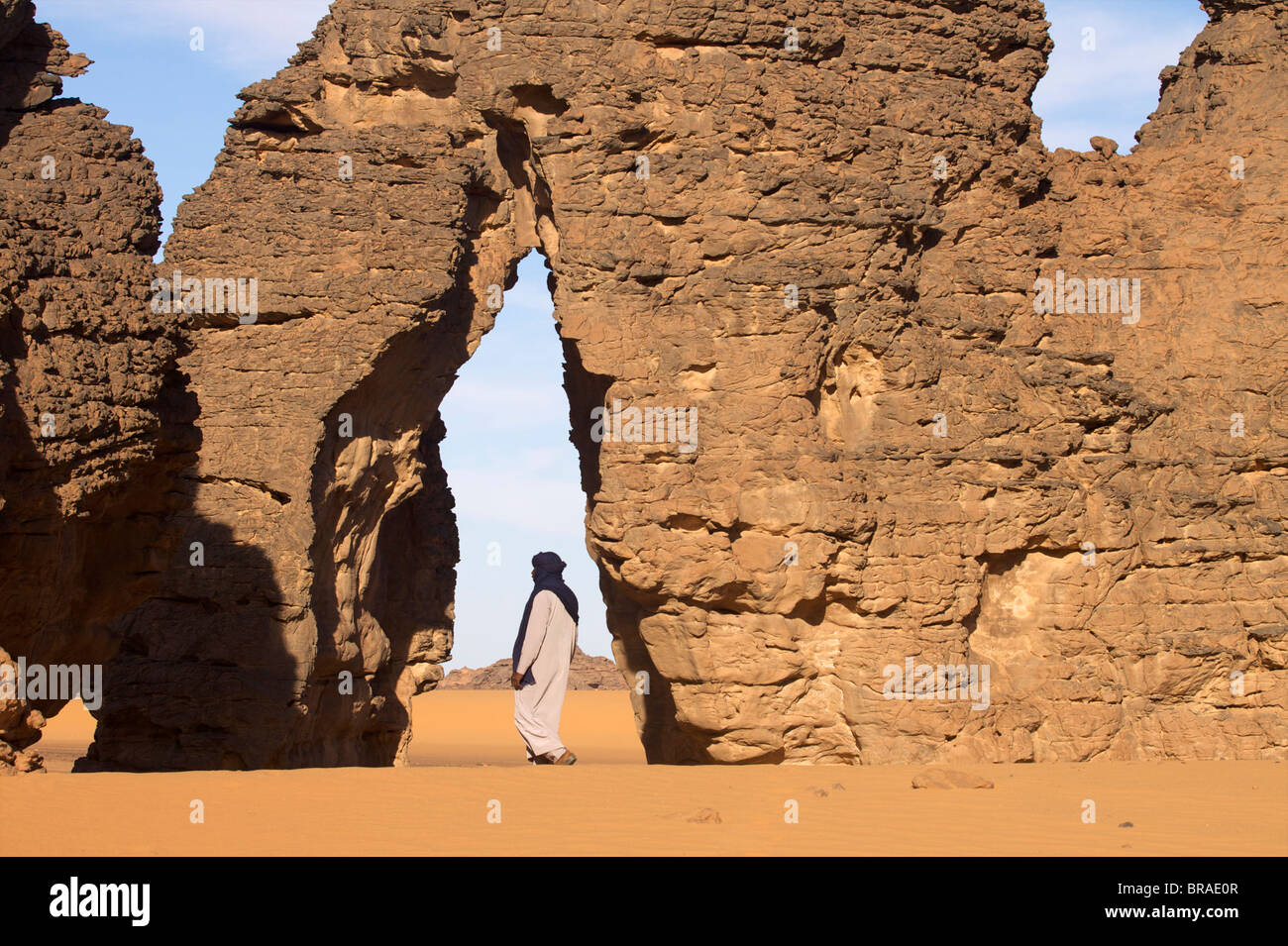 Ein Tuareg zu Fuß auf die Erg Uan Kaza in Fezzan Wüste, Libyen, Nordafrika, Afrika Stockfoto