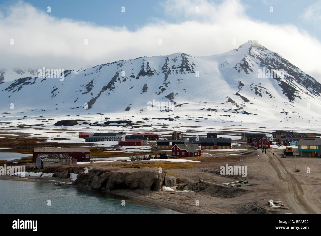 Norwegen, Polarkreis, Svalbard-Inseln, Spitzbergen, Ny-Alesund. Kongsfjorden (aka King es Bay). Innenstadt mit arktischen Landschaft. Stockfoto