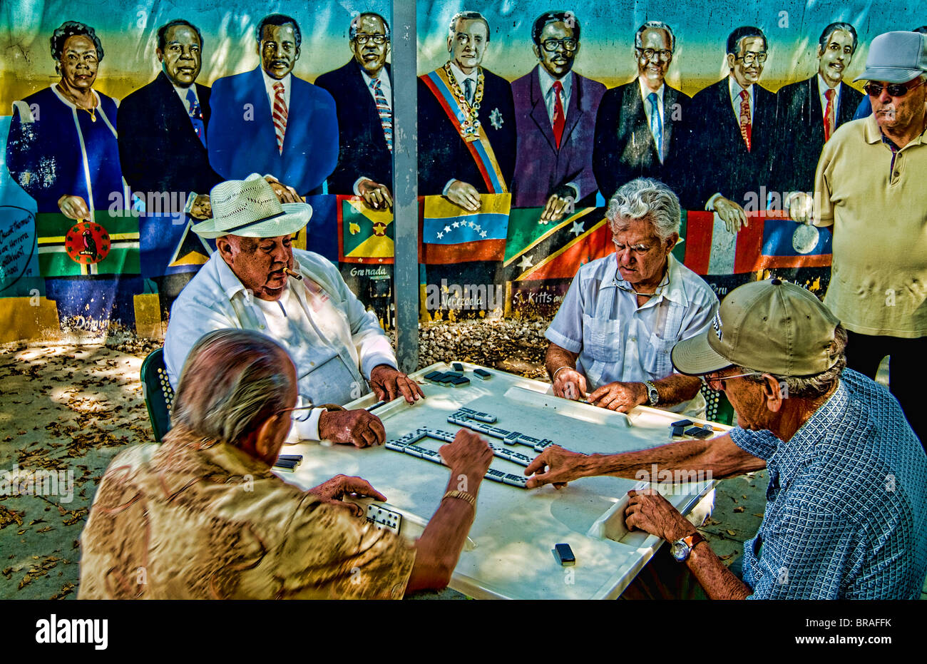 Pensionierte Männer spielen Domino in Little Havanna-Miami Stockfoto