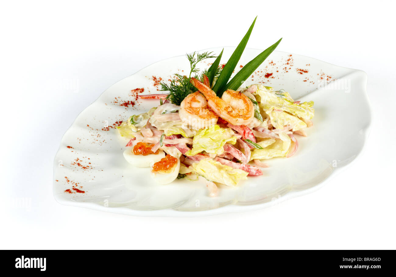 Salat mit Garnelen, Kaviar und Gemüse isoliert auf weißem Hintergrund Stockfoto