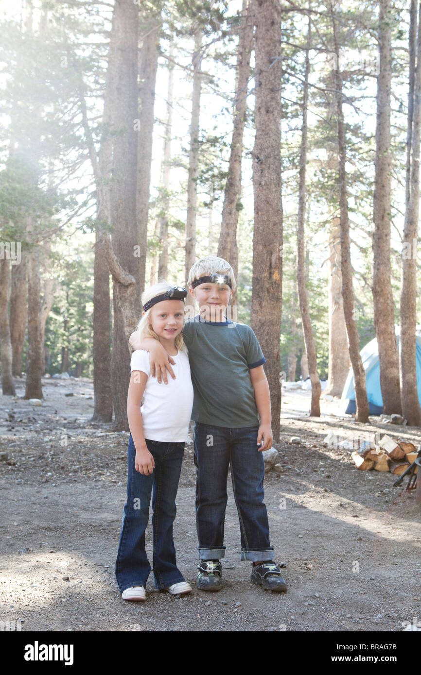 Jungen und Mädchen im Wald mit Scheinwerfer Stockfoto
