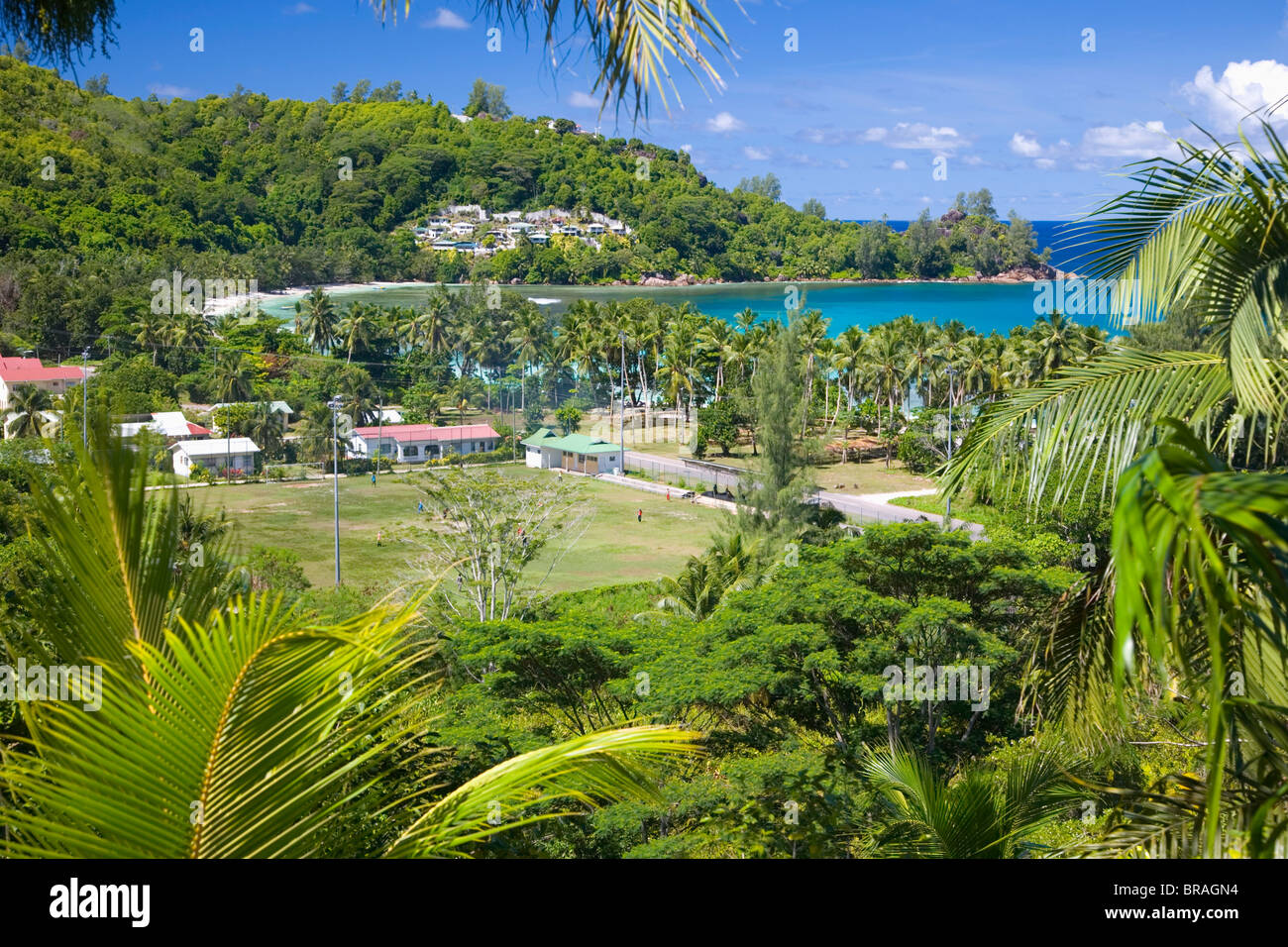 Blick vom Hügel über Spielfeld zum Dorf und die Bucht Baie Lazare, Seychellen, Indischer Ozean Stockfoto